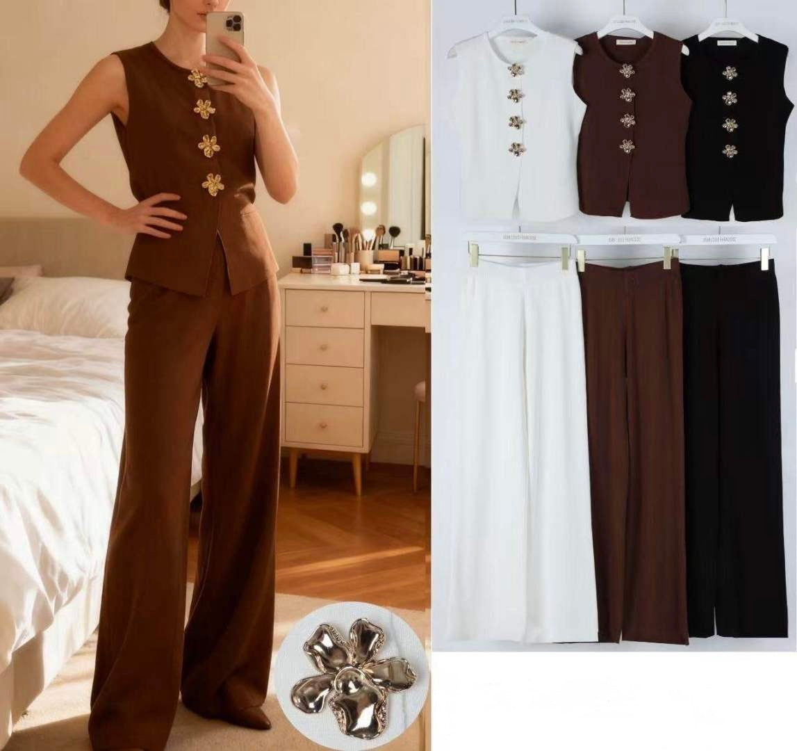 SET DI VISCOSA GILET CON BOTTONI FIORI E PANTALONE A GAMBE LARGHE E DRITTA
