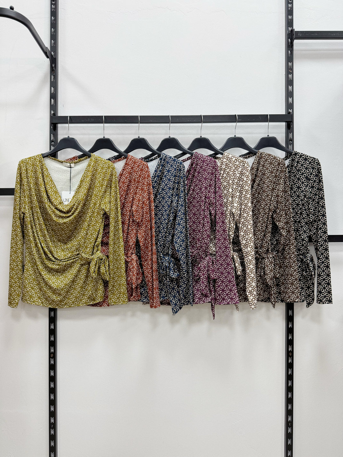BLUSA A SCOLL CADUTA A FANTASIA CON LACCI LATERALE