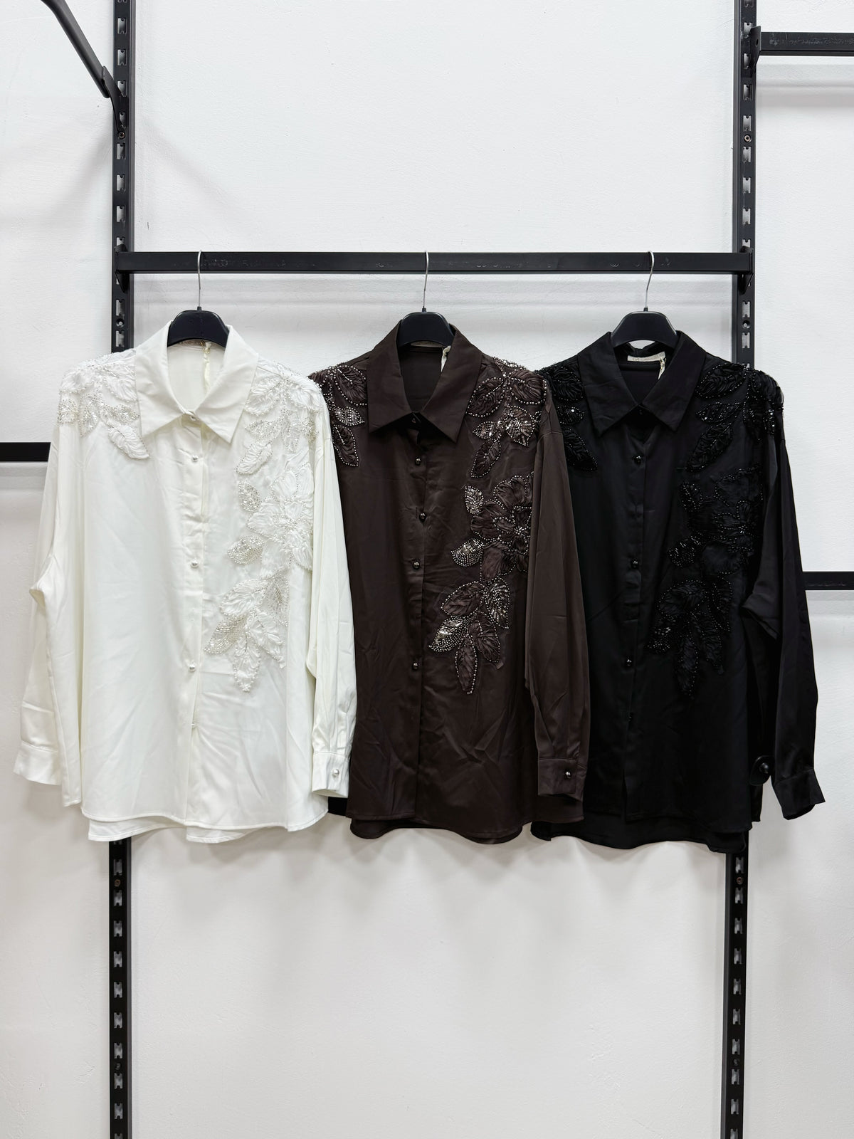 CAMICIA DI RASO CON RICAMATO E PIETRE TAGLIA CURVY