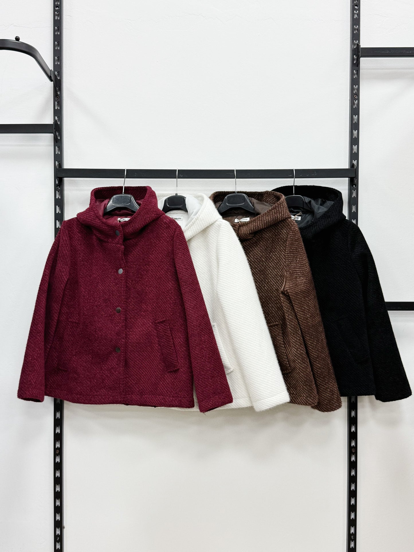 CAPPOTTO CON CAPPUCCIO DIETRO IMBOTTITO