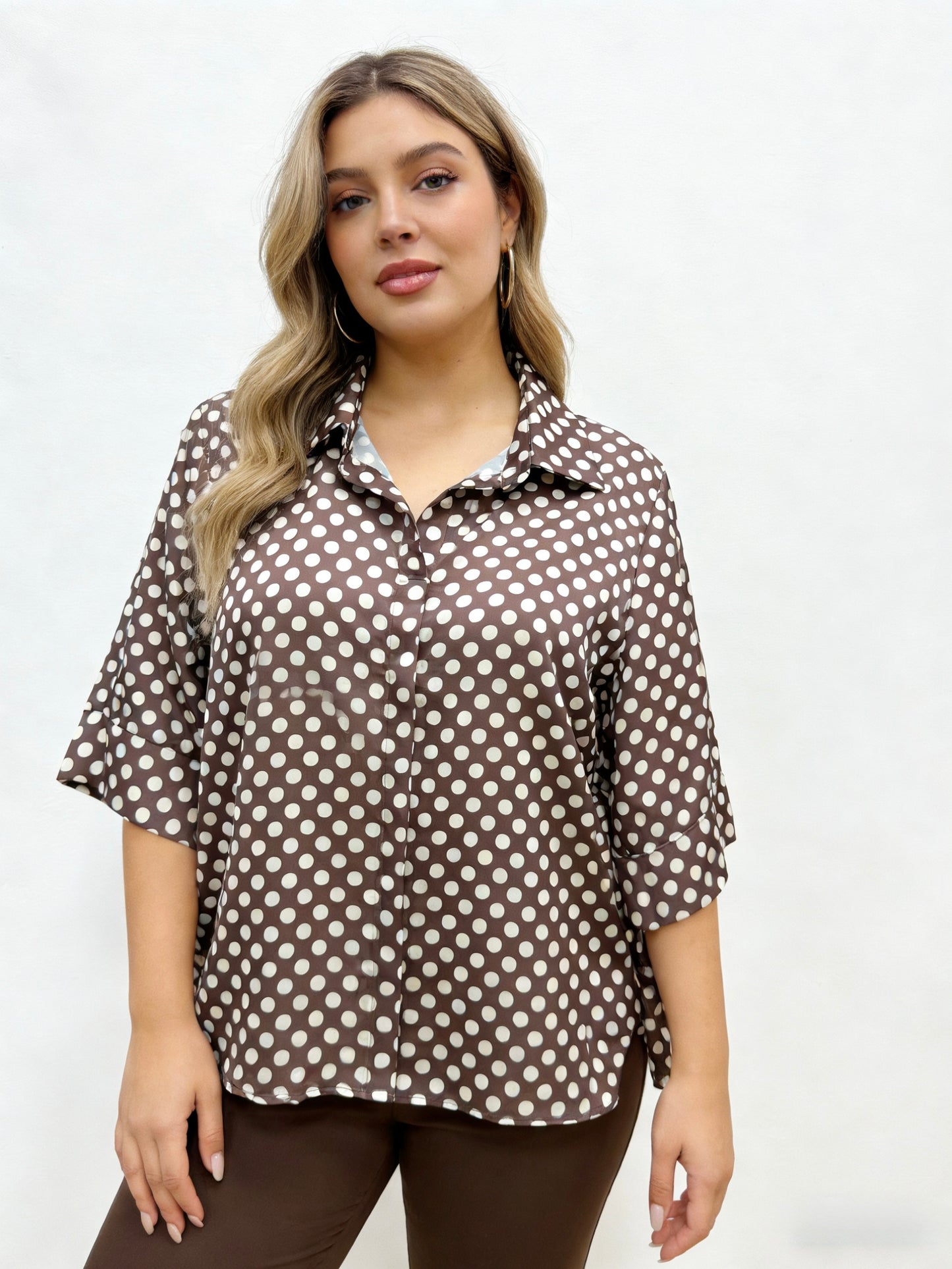 CAMICIA DI RASO A POIS A MEZZA MANICHE TAGLIA CURVA