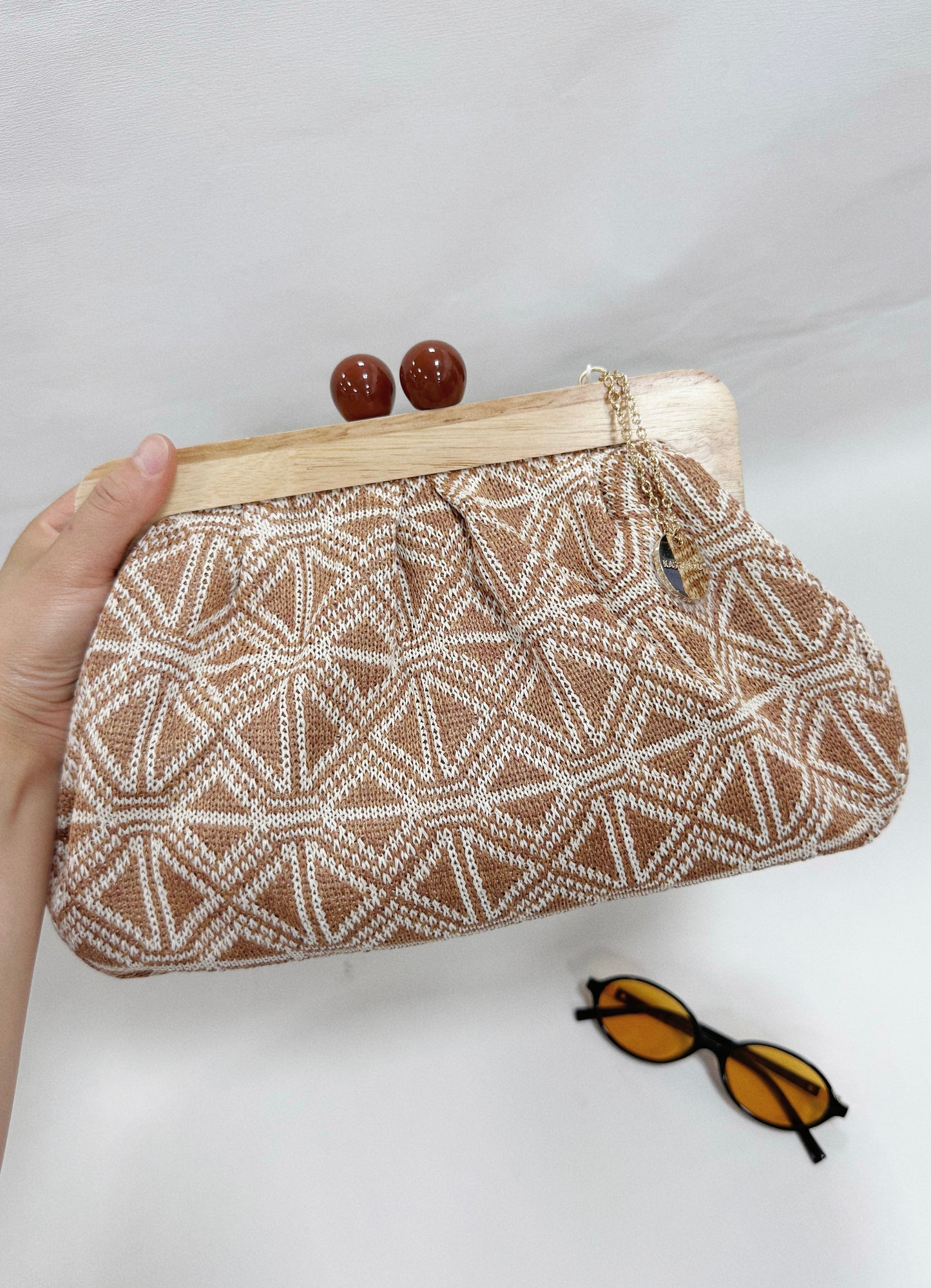 BORSA A TRECCIATO GEOMETRIA A MANIGLIA DI LEGNO CON TRACOLLA  DI CATENA