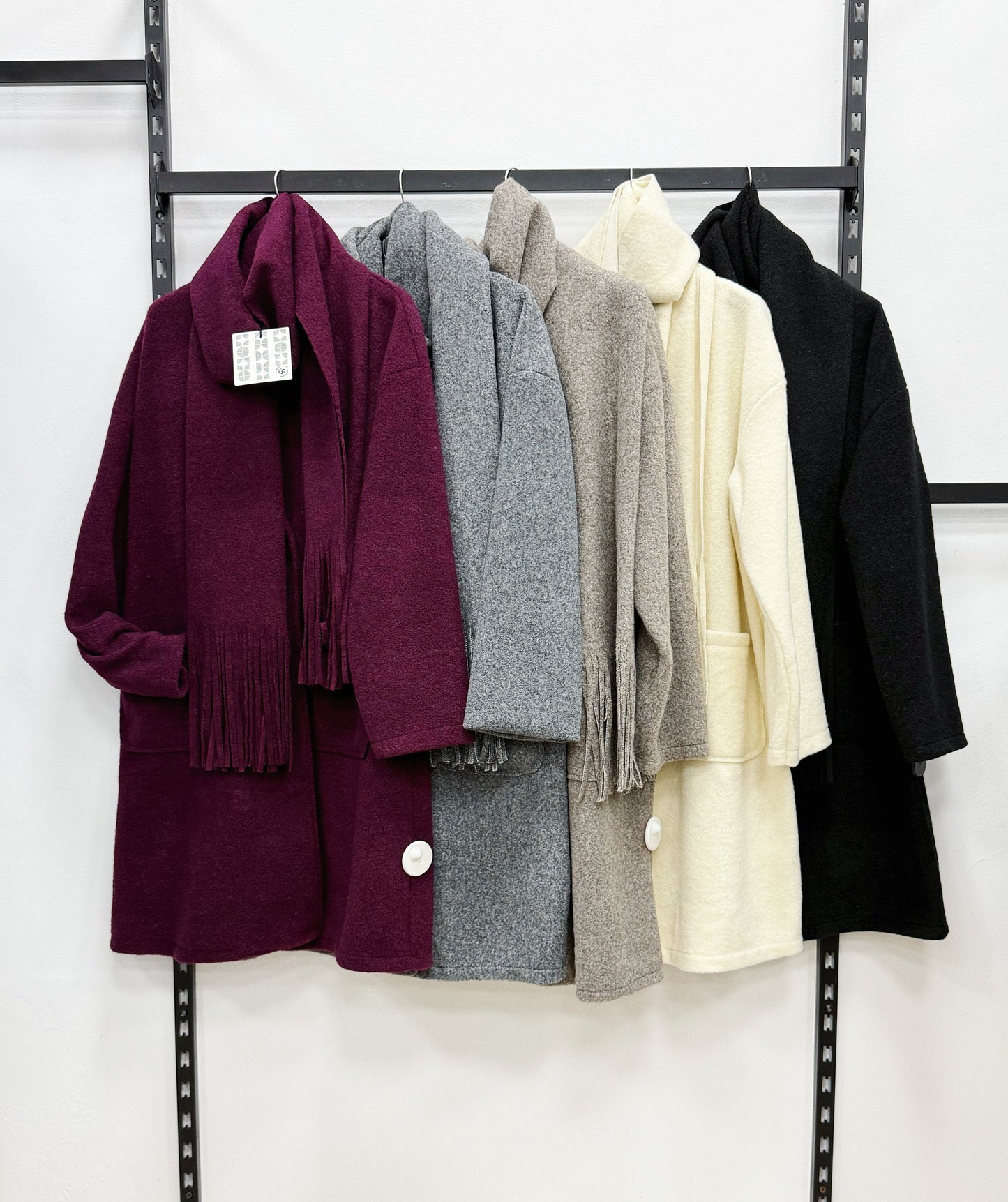 CAPPOTTO SCOLLO A V CON SCIARPA A FRANGE