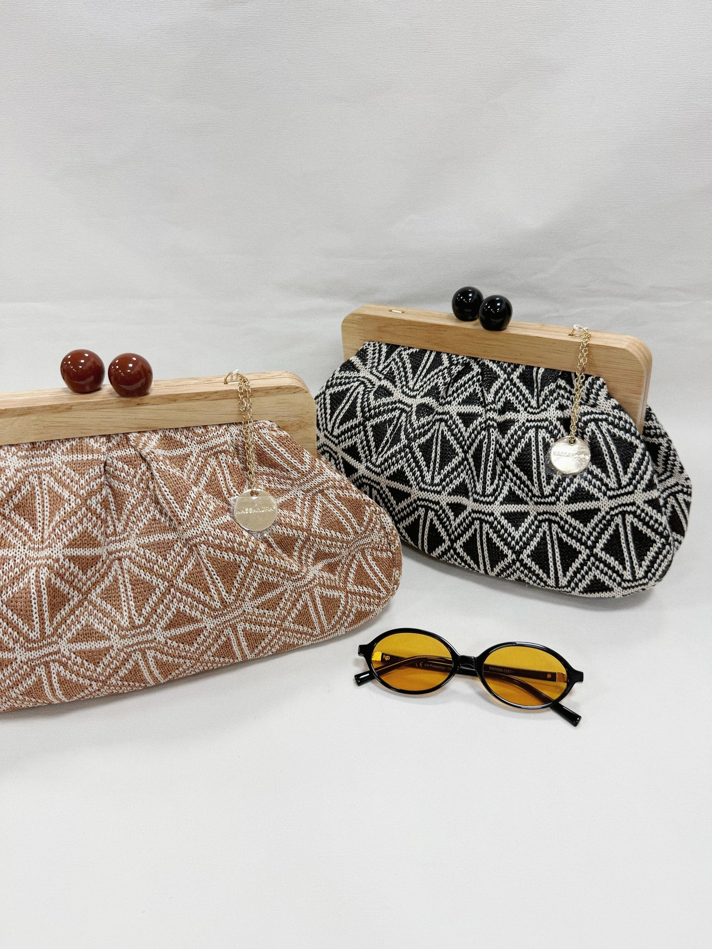 BORSA A TRECCIATO GEOMETRIA A MANIGLIA DI LEGNO CON TRACOLLA  DI CATENA