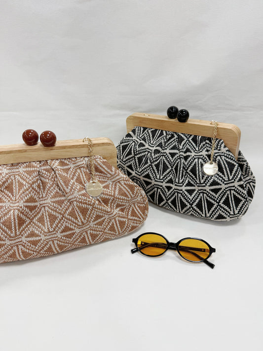 BORSA A TRECCIATO GEOMETRIA A MANIGLIA DI LEGNO CON TRACOLLA  DI CATENA