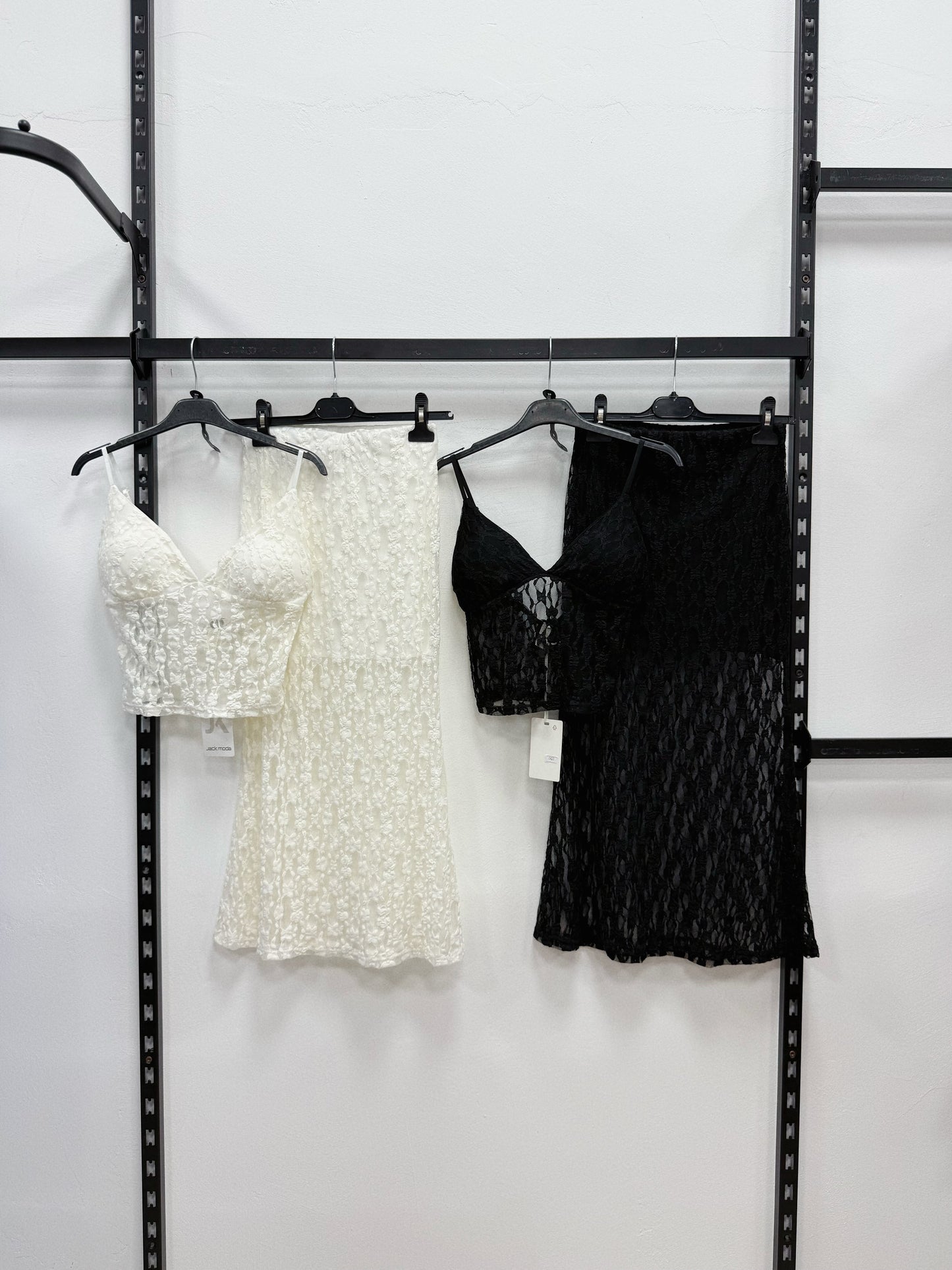 COMPLETO DI PIZZO TOP E GONNA LUNGA