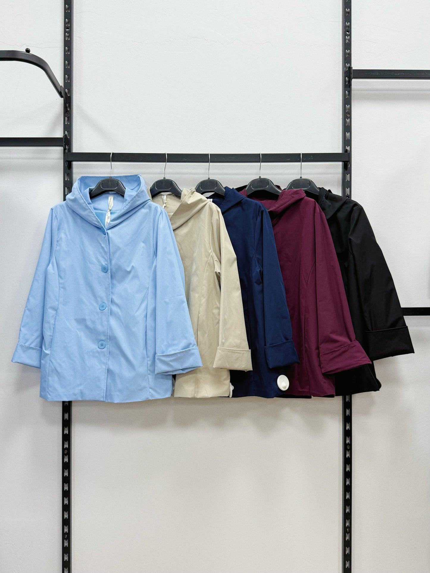 GIACCA IMPERMEABILE CON CAPPUCCIO A BOTTONI