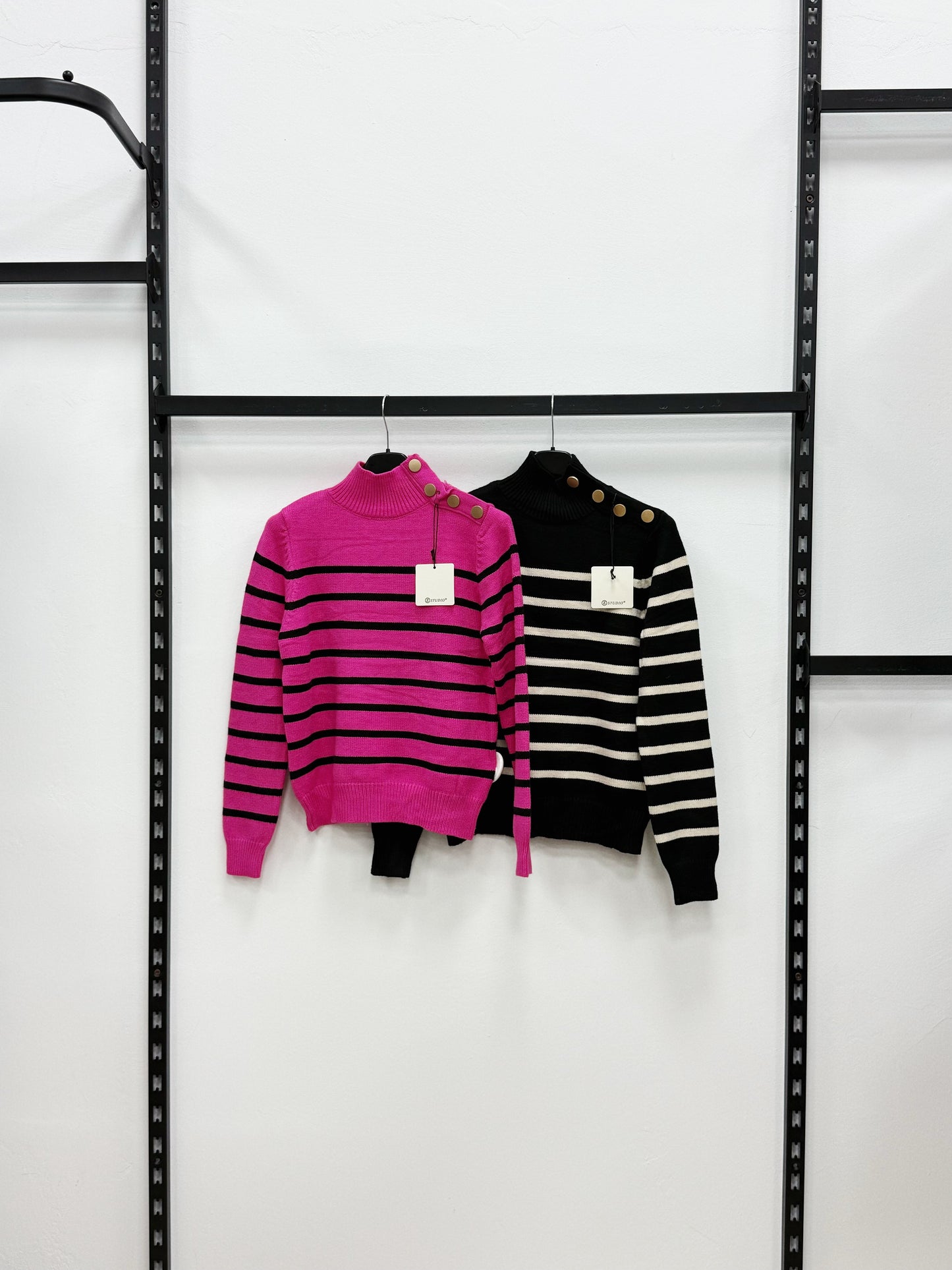 MAGLIERIA A LUPETTO CON BOTTONI DORATI A RIGHE