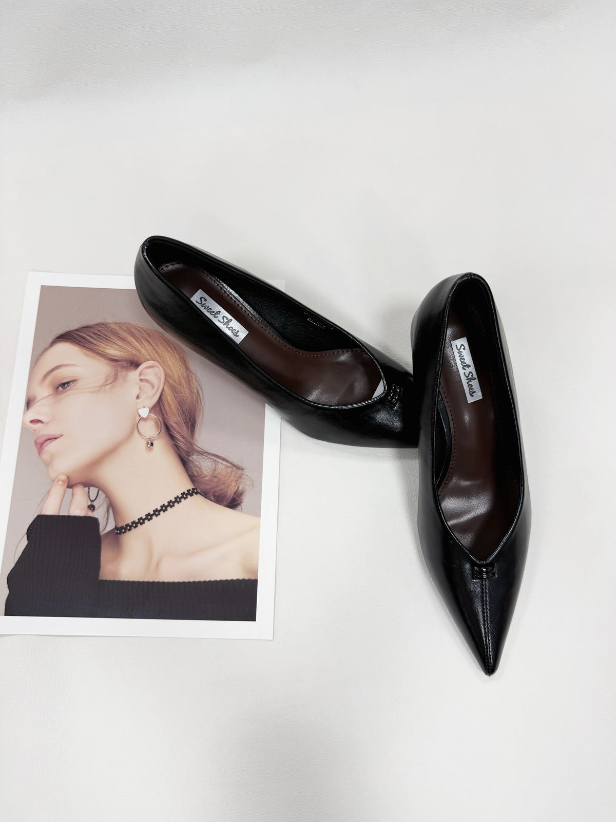 DÉCOLLETÉ A PUNTA CON CUCITURA