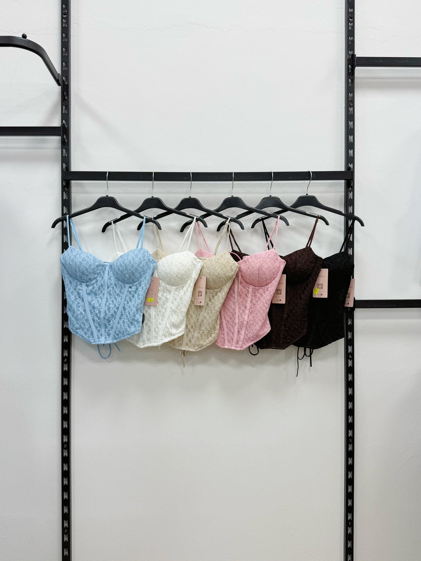 TOP IN PIZZO CON COPPA A LACI SULLA SCHENA REGOLARE