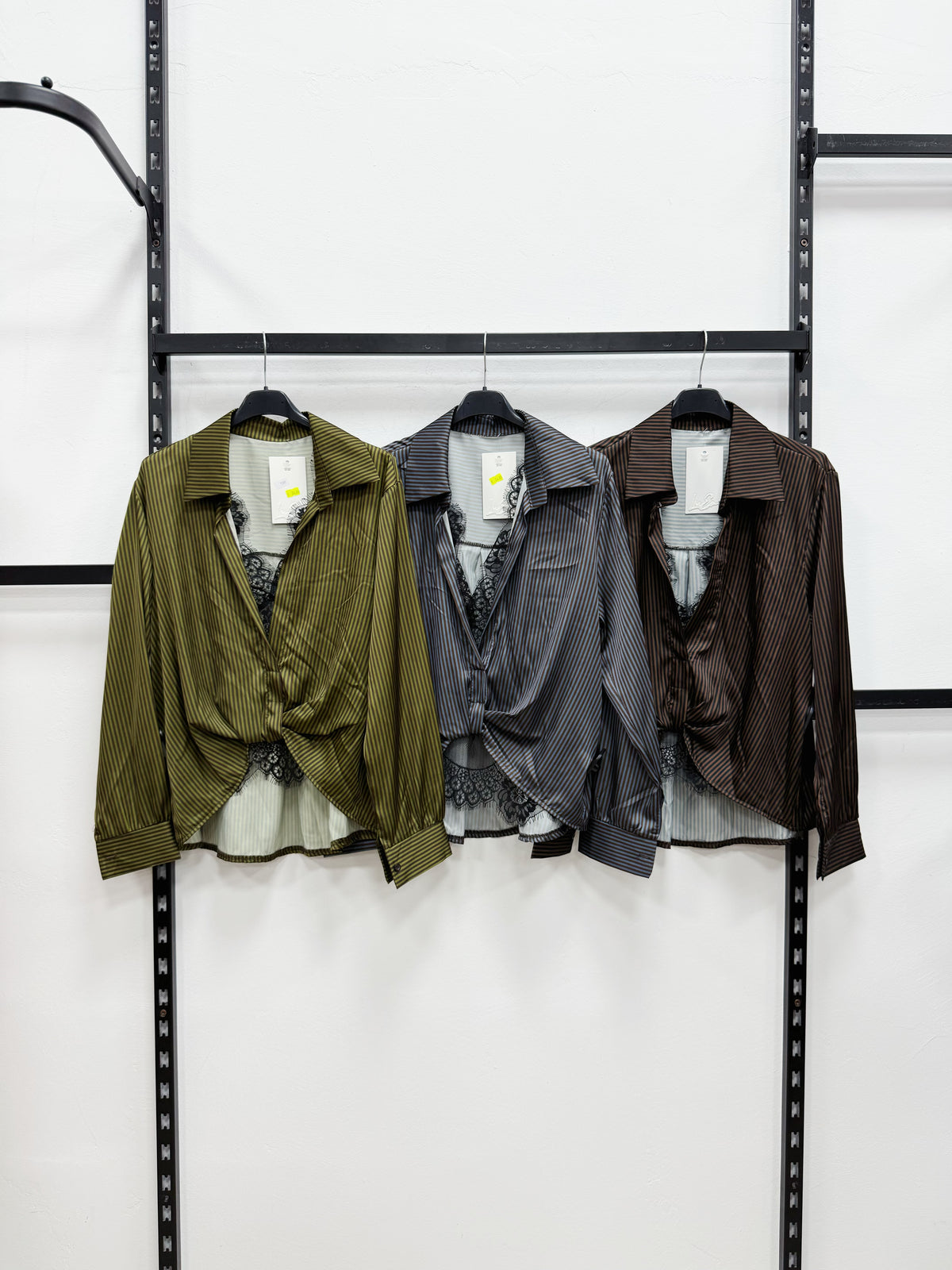 BLUSA DI RASO A RIGHE CON PIZZO A SCOLLO V