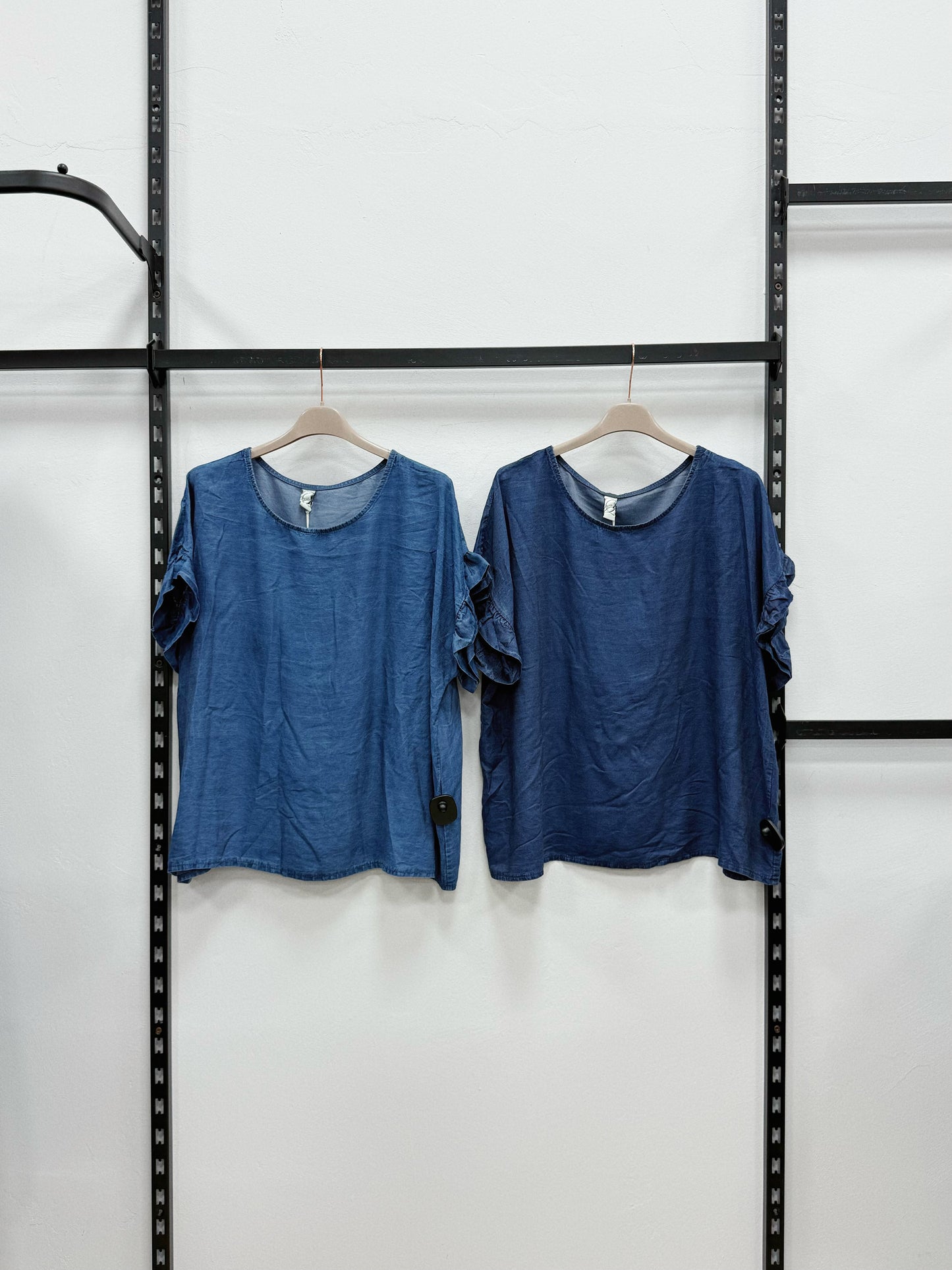 T-SHIRT DI JEANS LEGGERO A MANICHE CORTE VOLANT TAGLIA CURVY