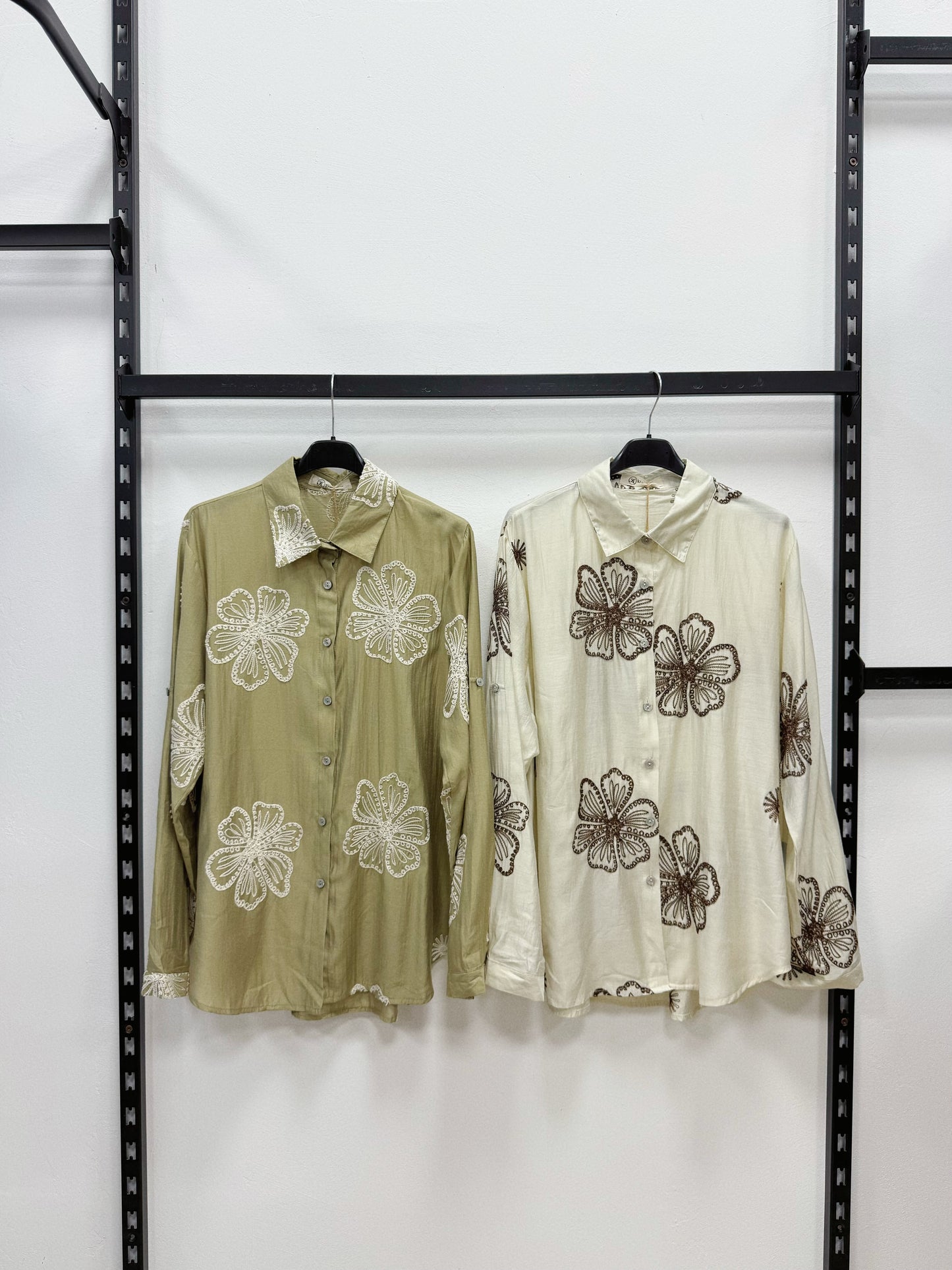 CAMICIA RICAMATA FIORI A MANICHE LUNGHE