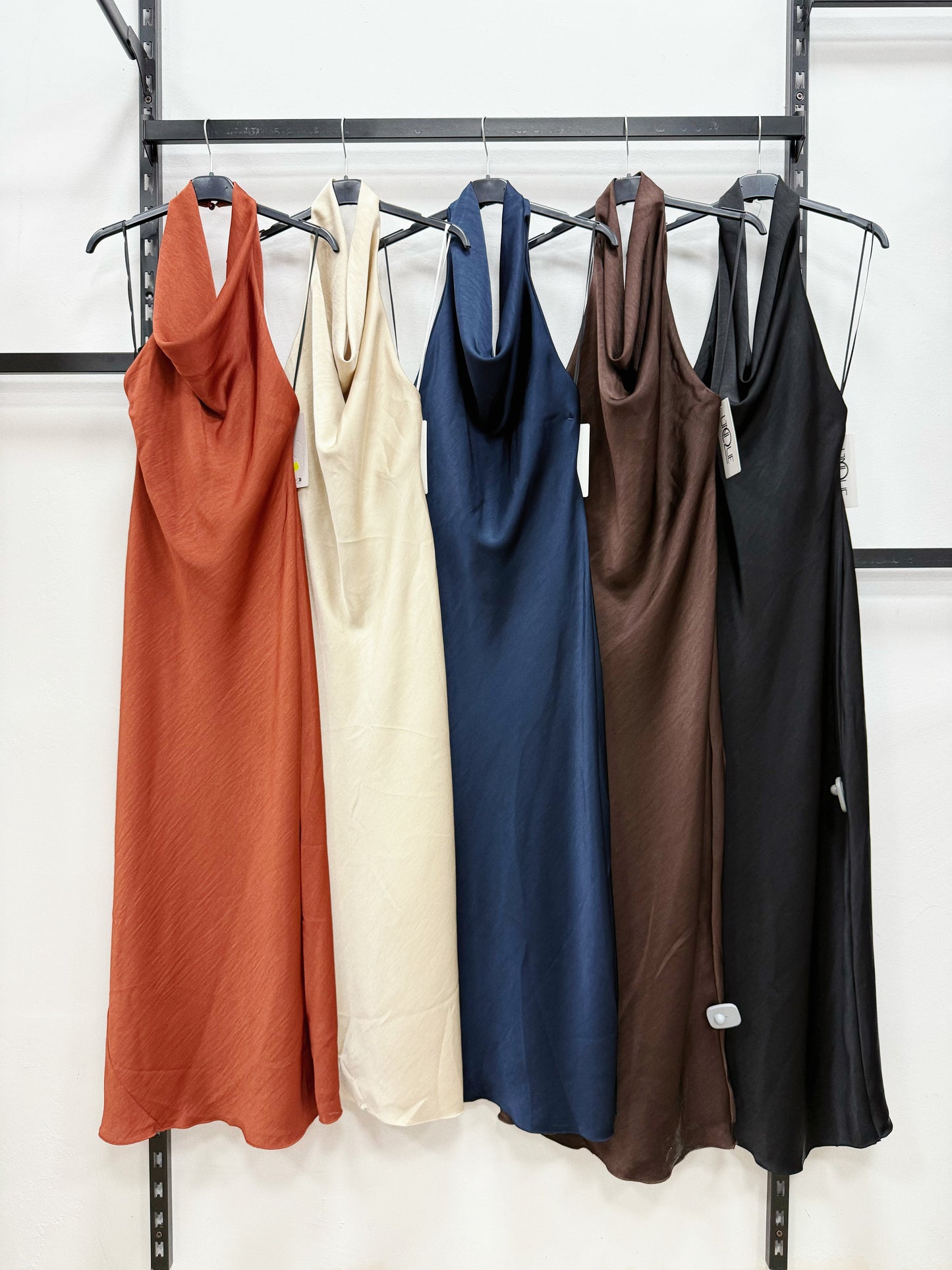 VESTITO LUNGO DI RASO A COLLO AMERICANO