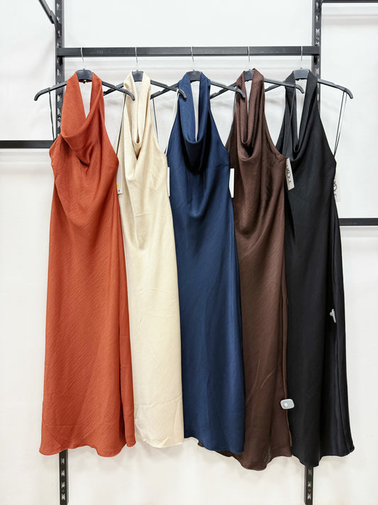VESTITO LUNGO DI RASO A COLLO AMERICANO