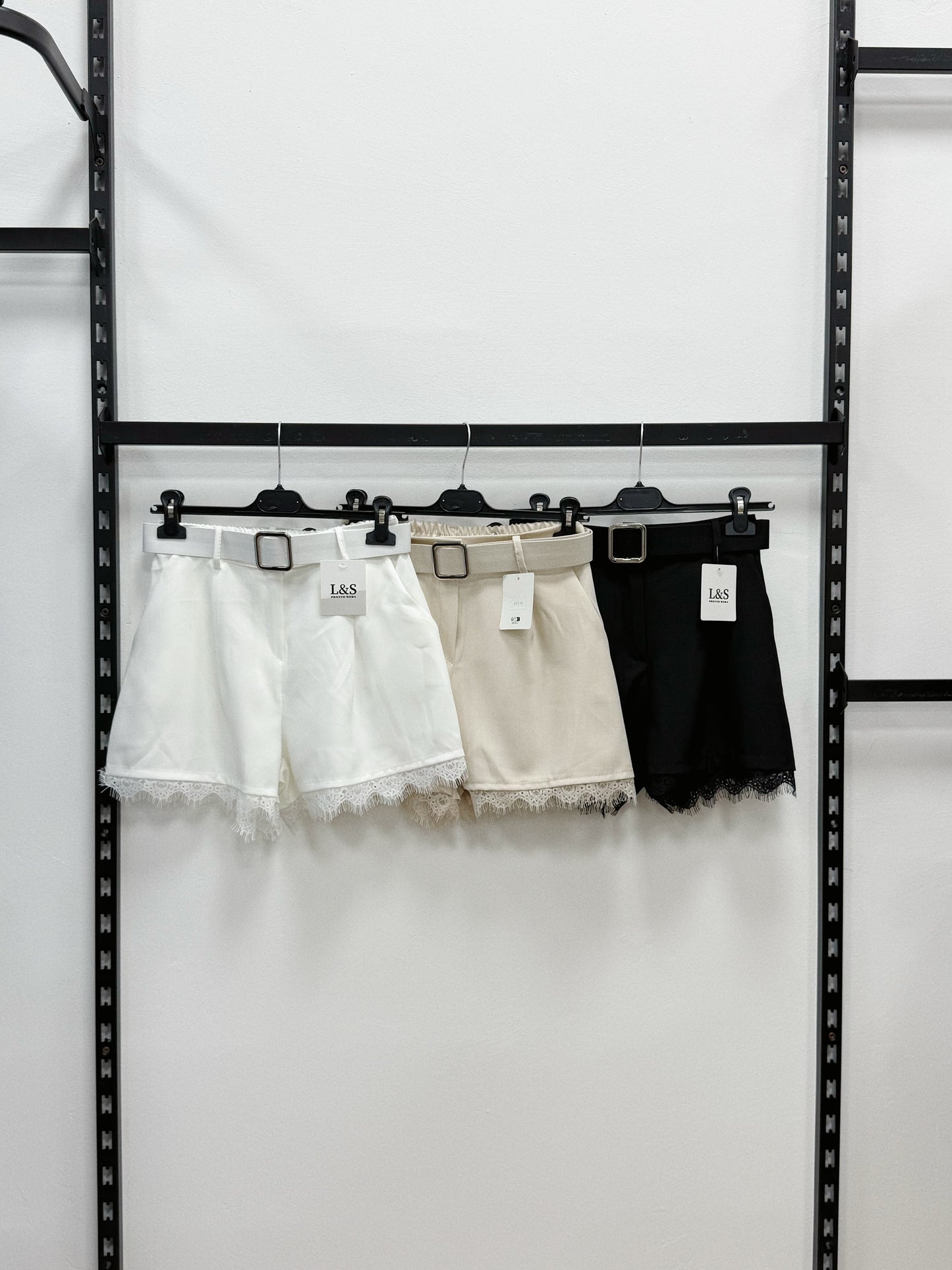 SHORT CON PIZZO CON CINTURA