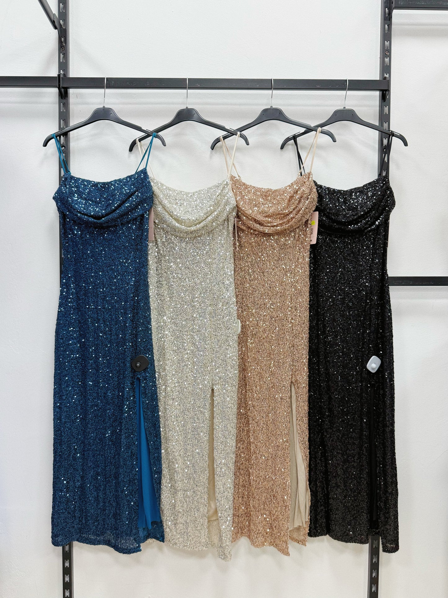 VESTITO LUNGO A BRETELLE REGOLABILI CON PAILLETTES AVANTI SPACCO