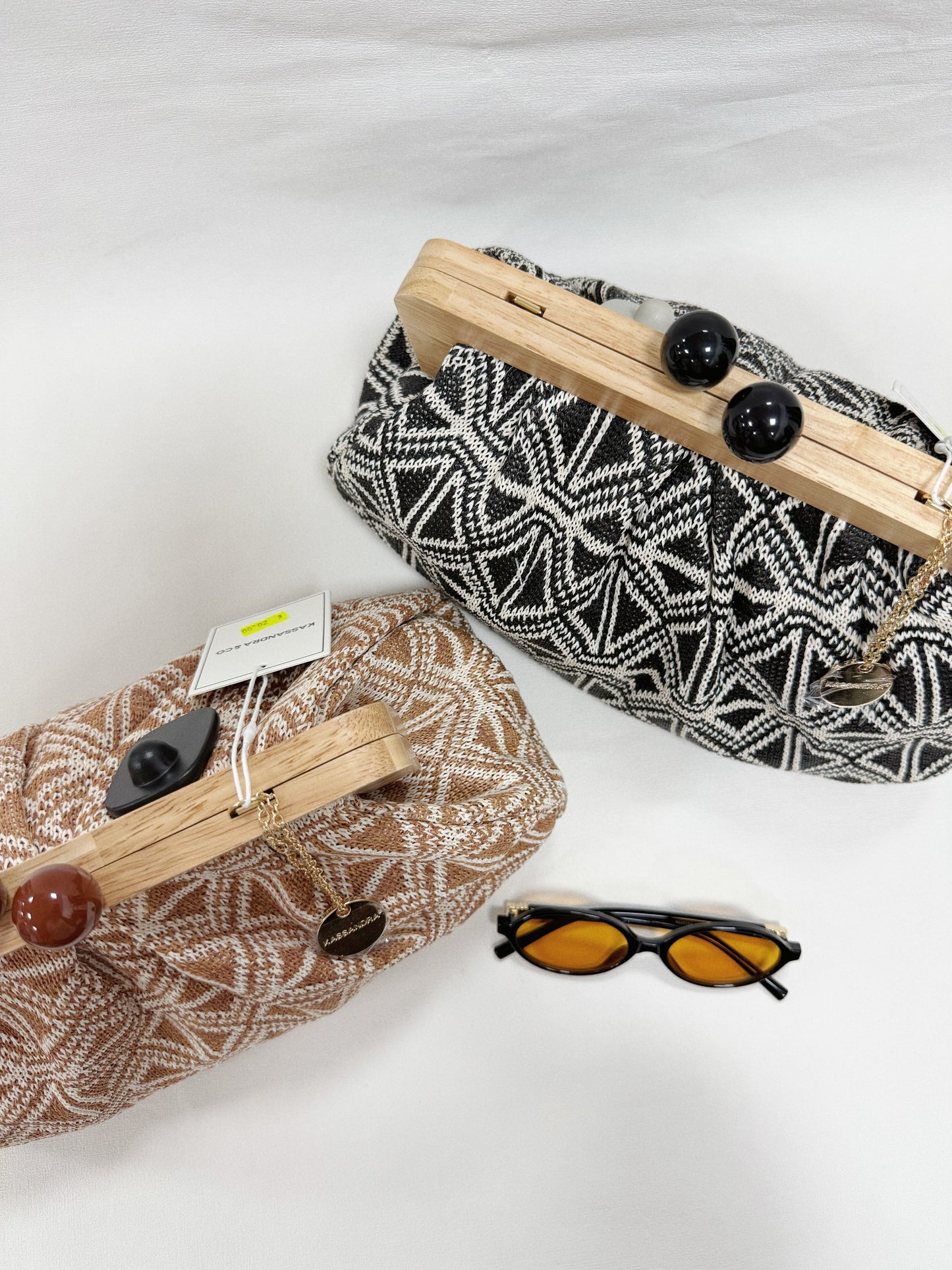 BORSA A TRECCIATO GEOMETRIA A MANIGLIA DI LEGNO CON TRACOLLA  DI CATENA