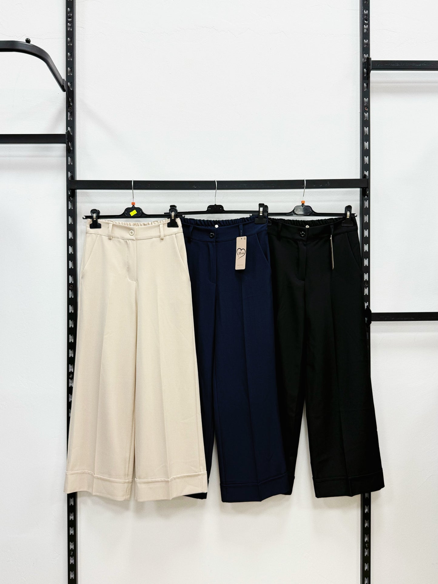 PANTALONE A CAPRI CON SVOLTA
