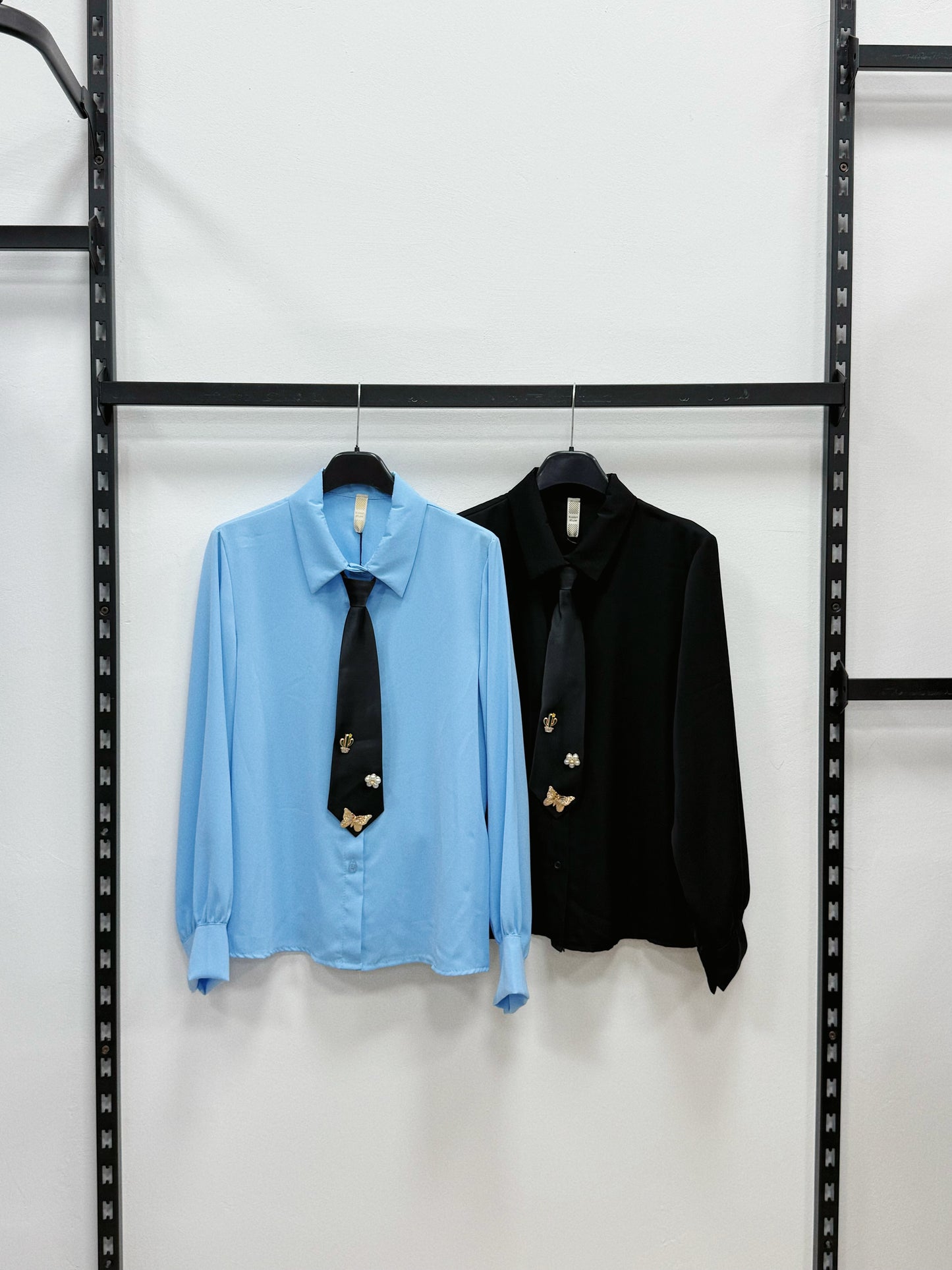 CAMICIA CON CRAVATTA CON SPILLE