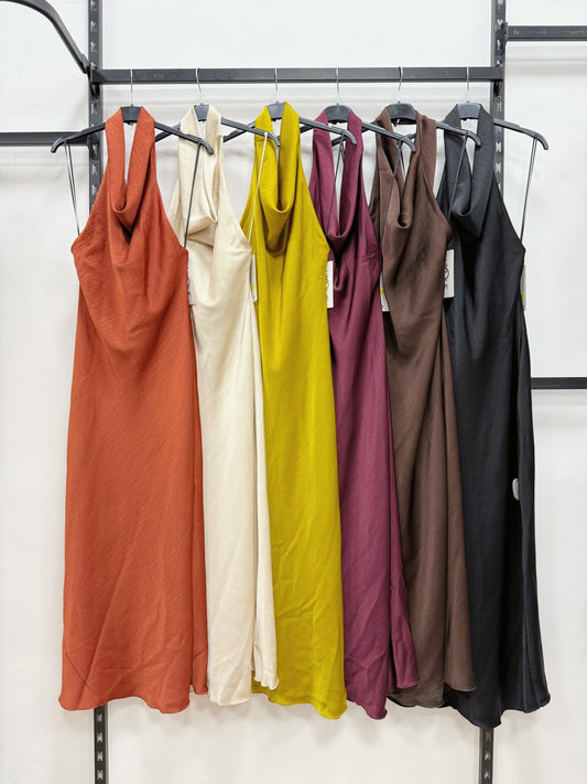 VESTITO LUNGO DI RASO A COLLO AMERICANO