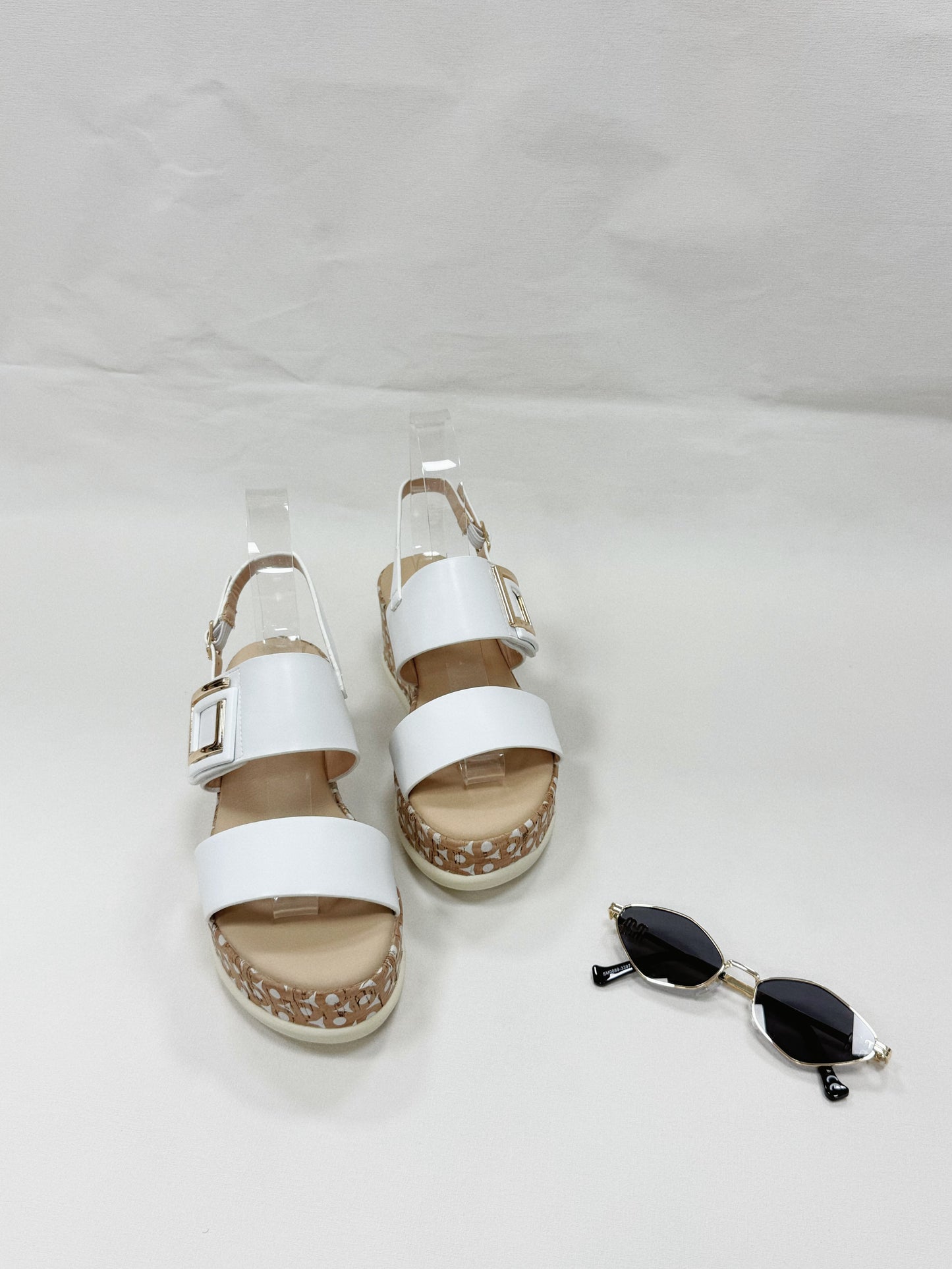 SANDALI CON ZEPPA DISEGNATA A FASCIA CON FIBBIA DORATA