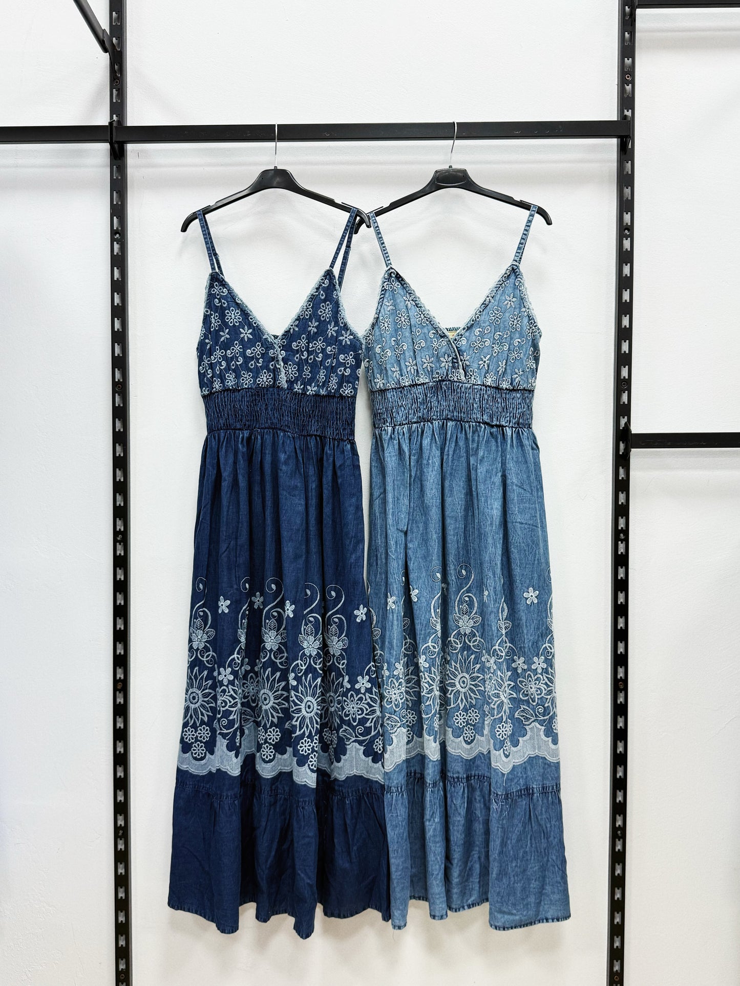 VESTITO LUNGO DI JEANS A BRETELLE REGOLABILI SCOLLO V CON RICAMATO