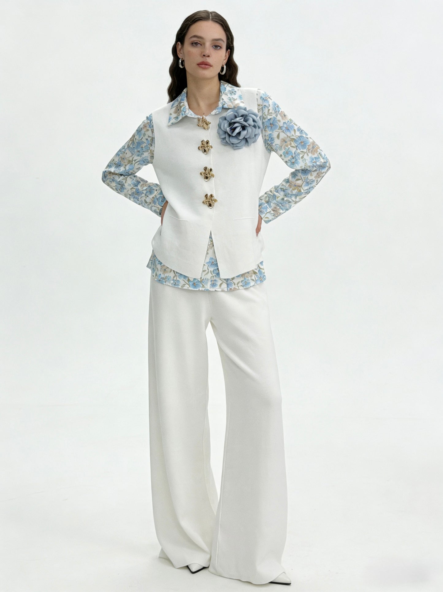 SET DI VISCOSA GILET CON BOTTONI FIORI E PANTALONE A GAMBE LARGHE E DRITTA