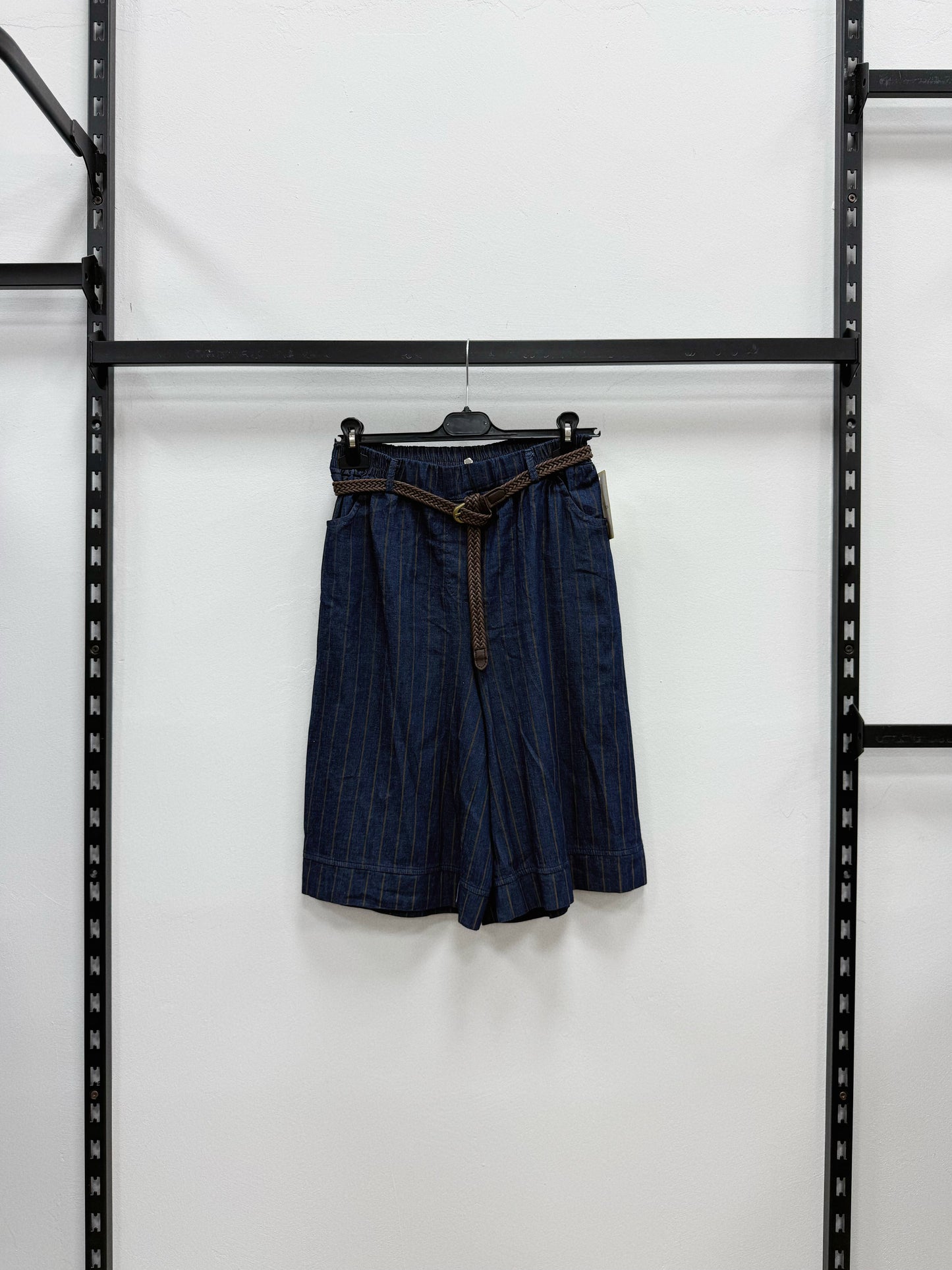 BERMUDA DI JEANS A RIGHE MARRONE A ELASTICO IN VITA CON CINTURA