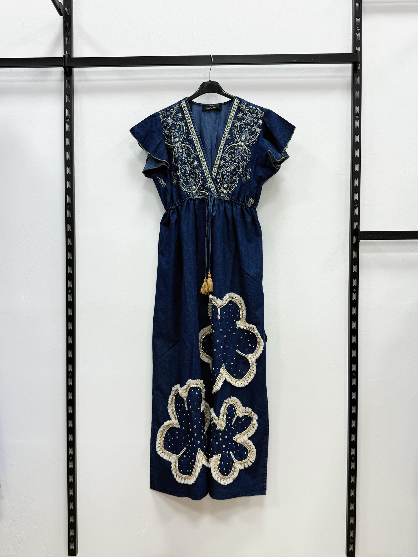 VESTITO LUNGO DI JEANS SCOLLO V A MANICHE VOLANT CON RICAMATO E PERLINE