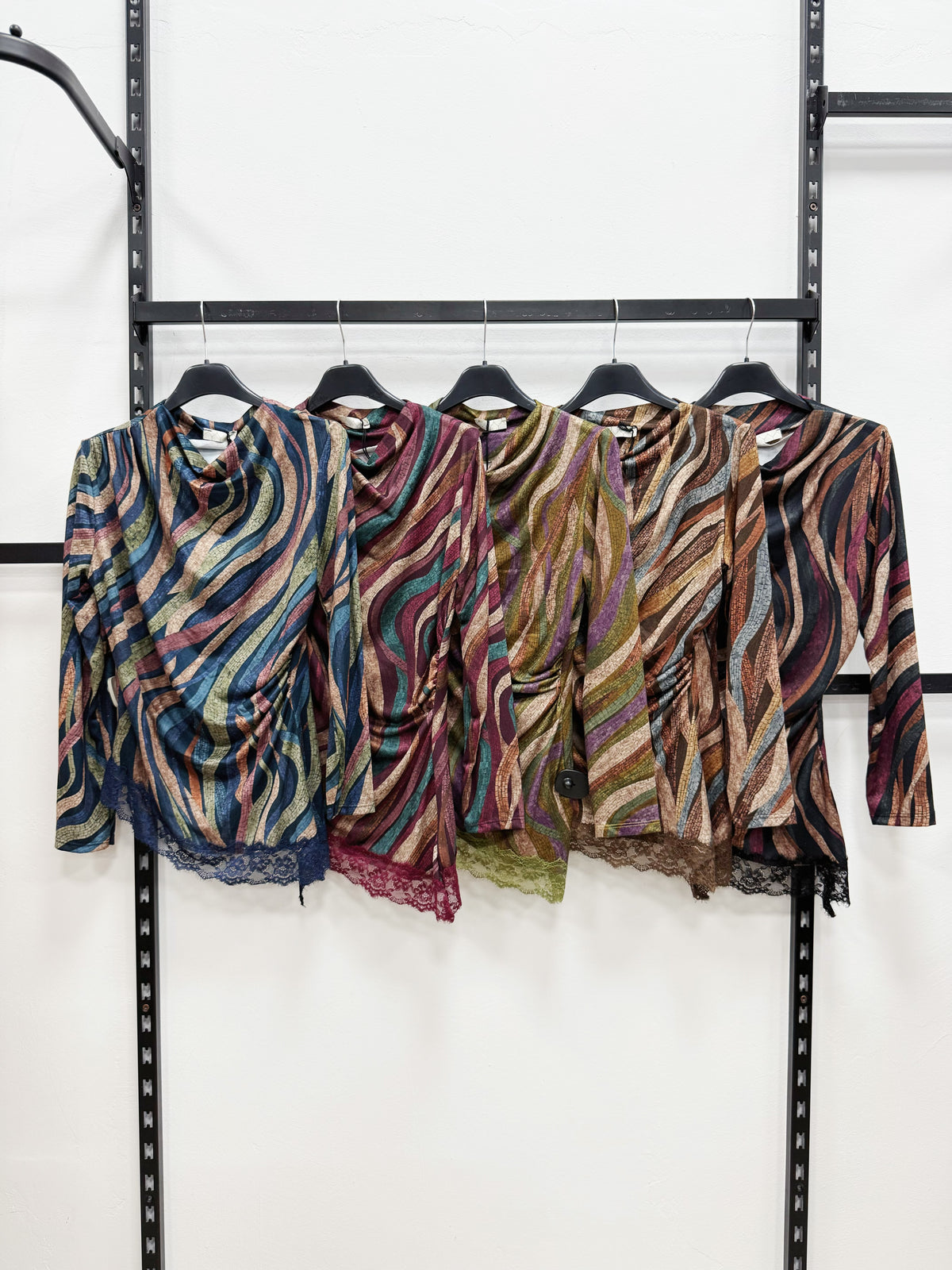 MAGLIETTA IN MAGLIA A FANTASIA CON PIZZO