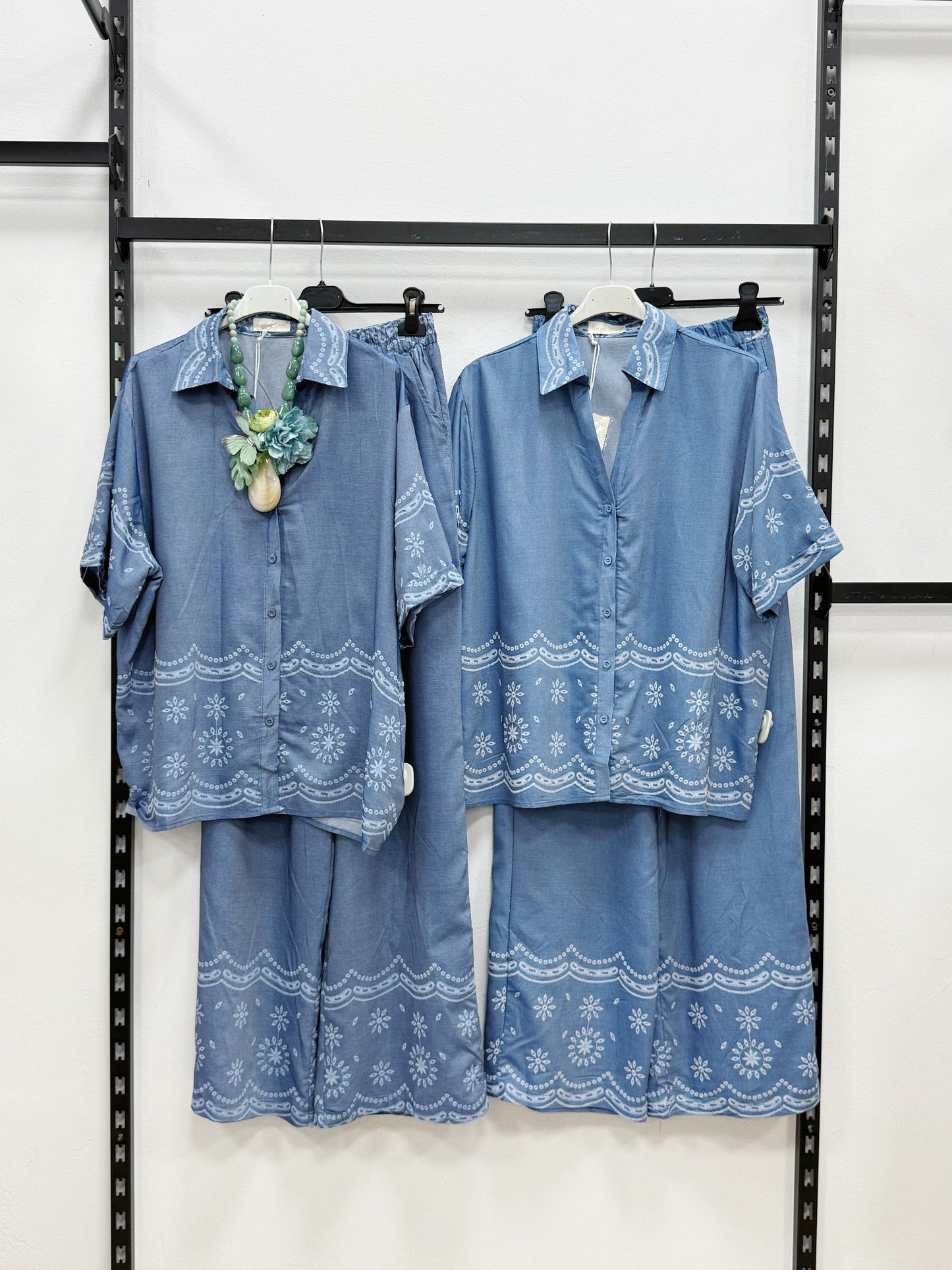 SET EFFETTO JEANS CAMICIA A MANICHE CORTE E PANTALONE A PALAZZO DISEGNI RICAMATO