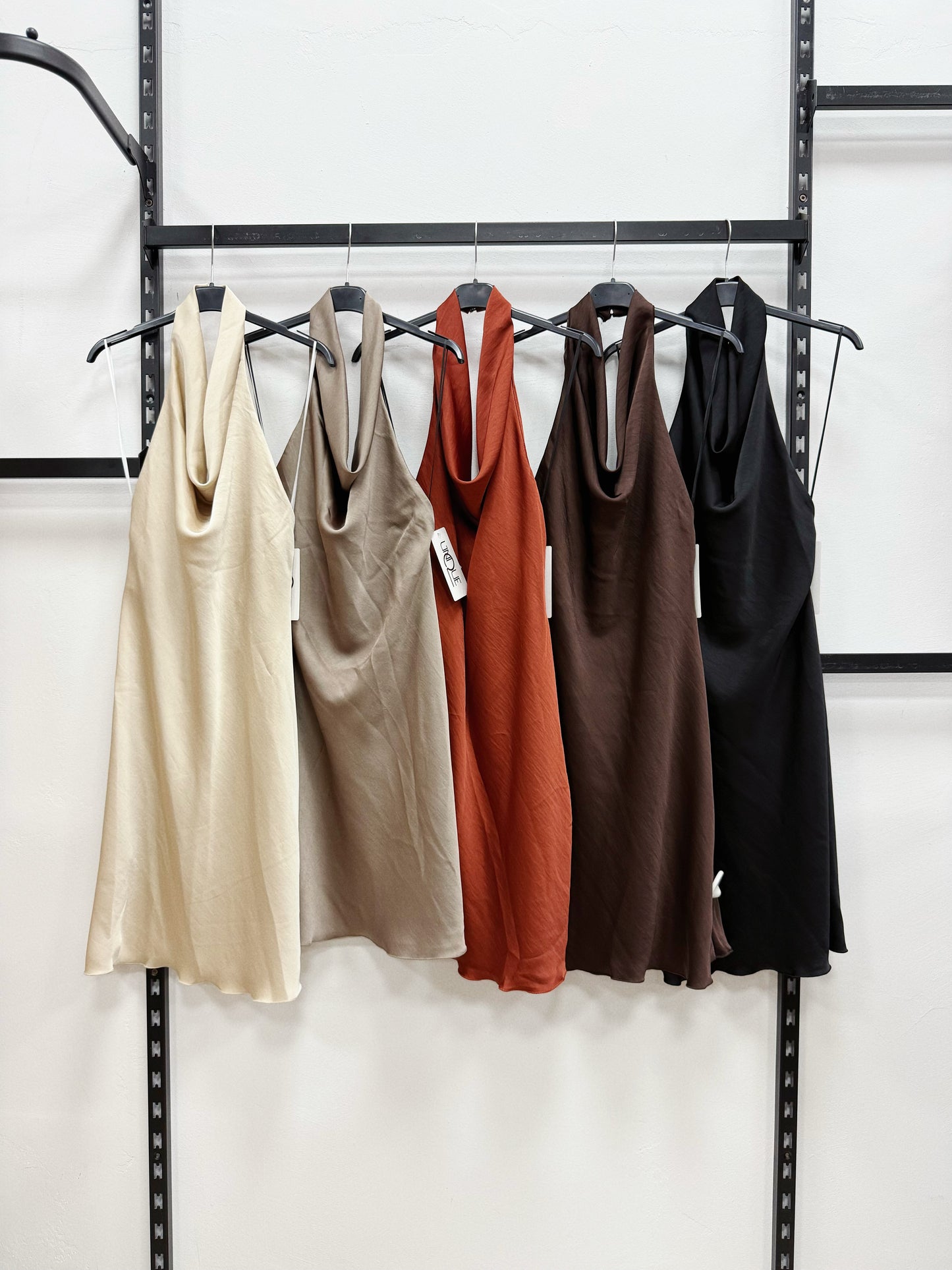 VESTITO CORTO DI RASO A COLLO AMERICANO