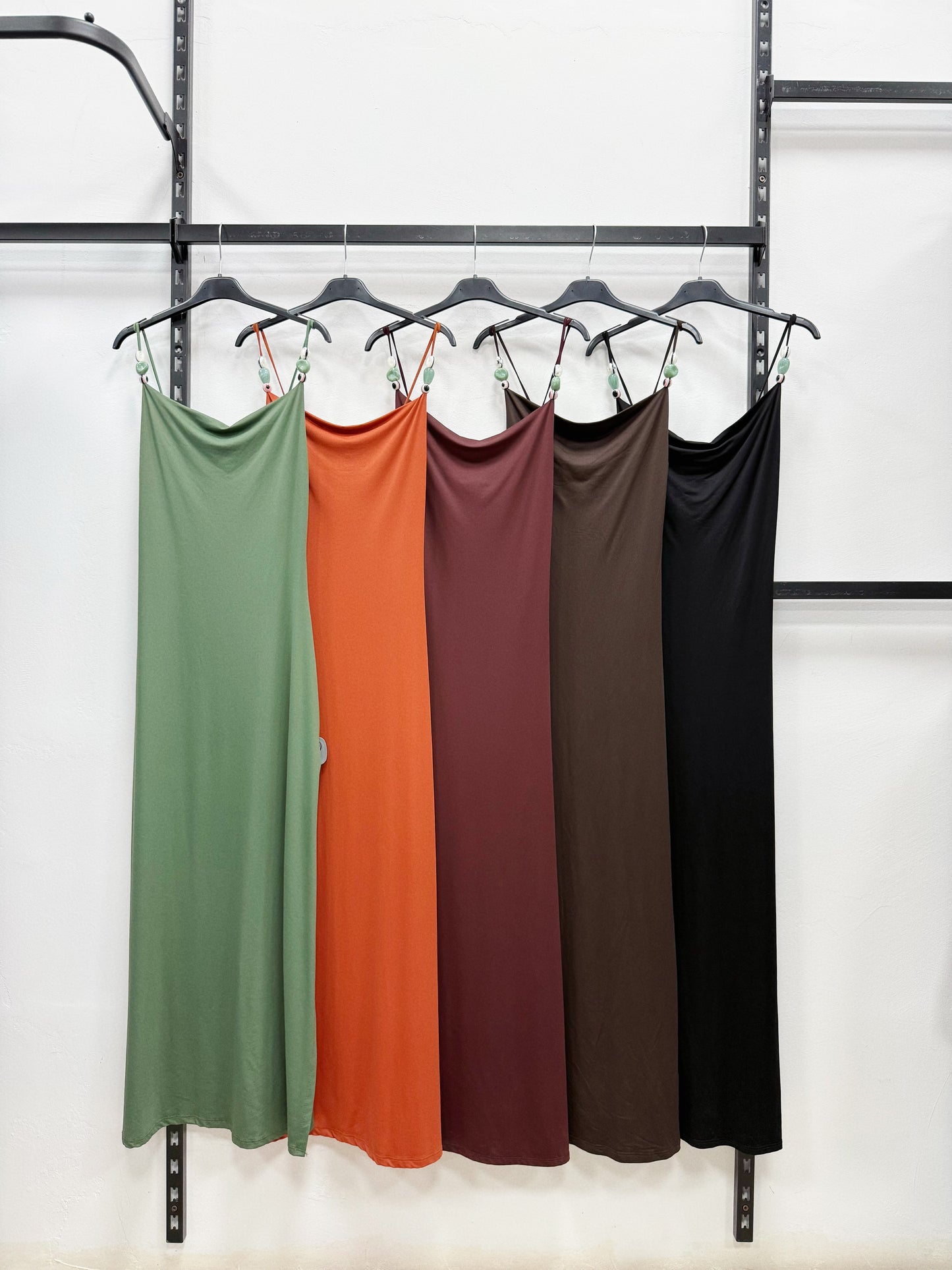 VESTITO LUNGO A BRETELLE REGOLABILI CON PIETRE COLORATE