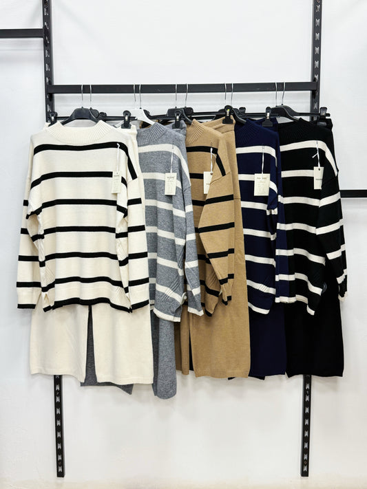 SET DI MAGLIERIA A RIGHE E PANTALONE A GAMBE LARGHE E DRITTA