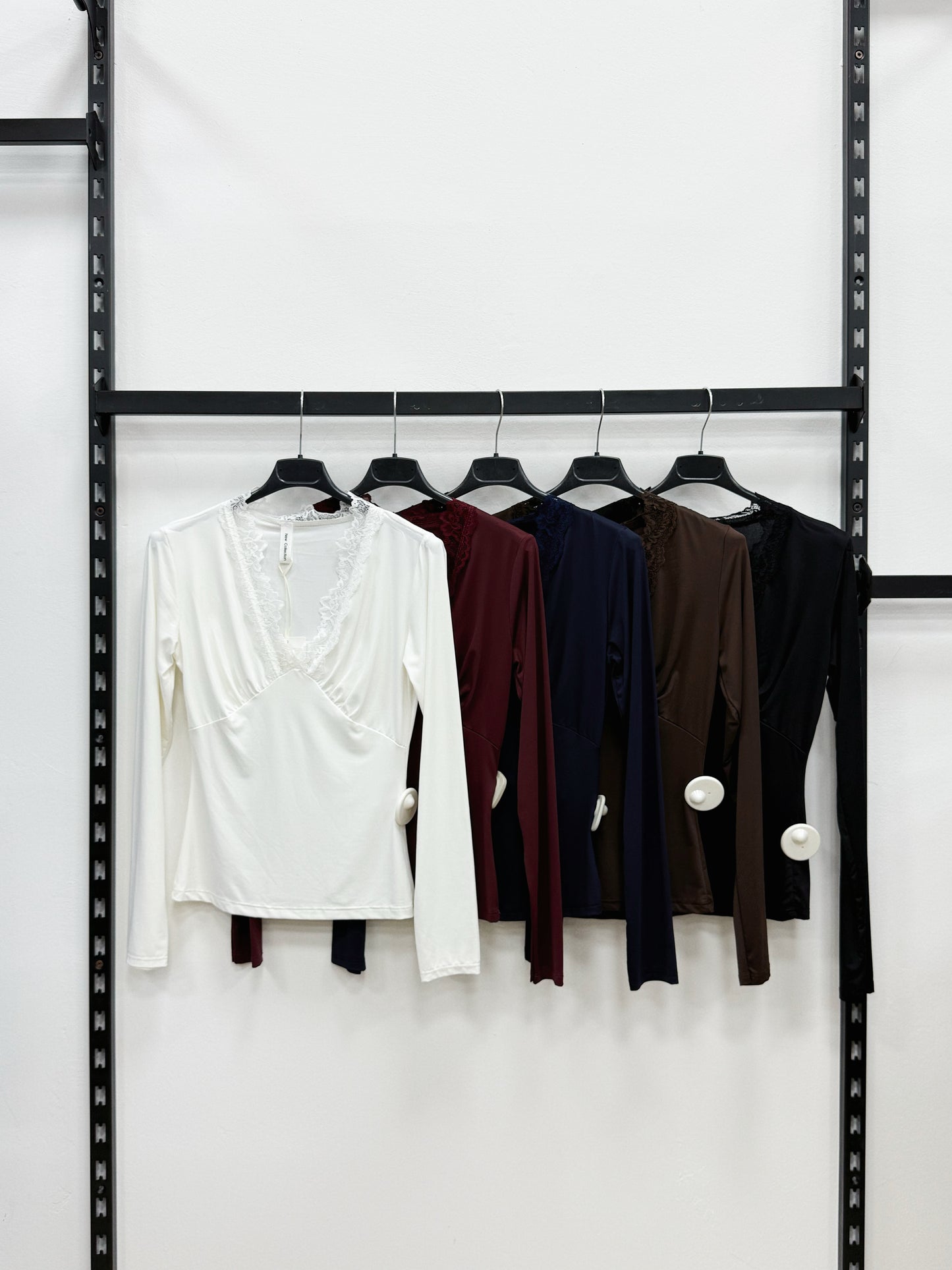 MAGLIETTA A MANICHE LUNGHE SCOLLO V IN PIZZO