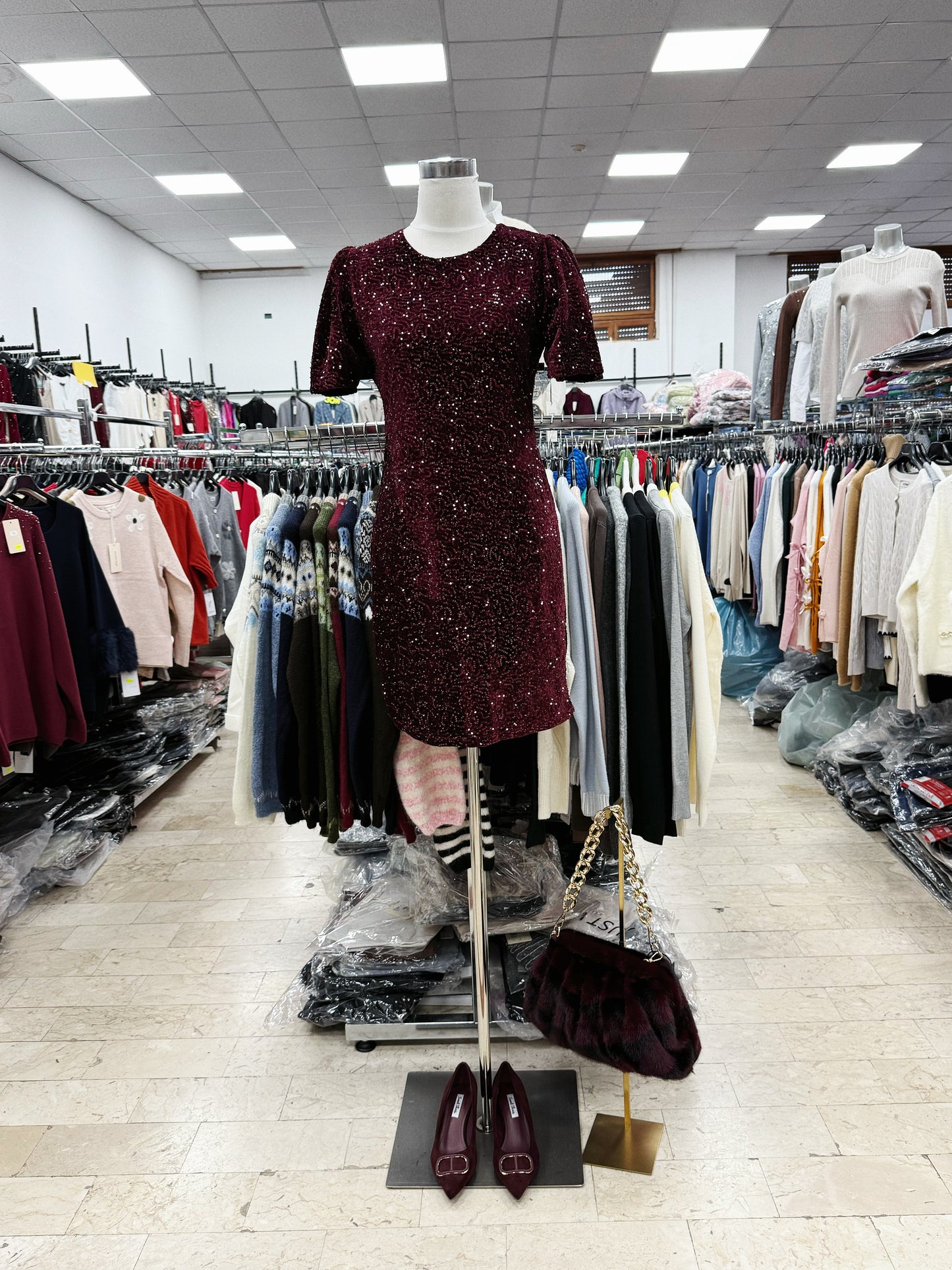 VESTITO IN VELLUTO CON PAILLETTES A MEZZA MANICHE A SBUFFO