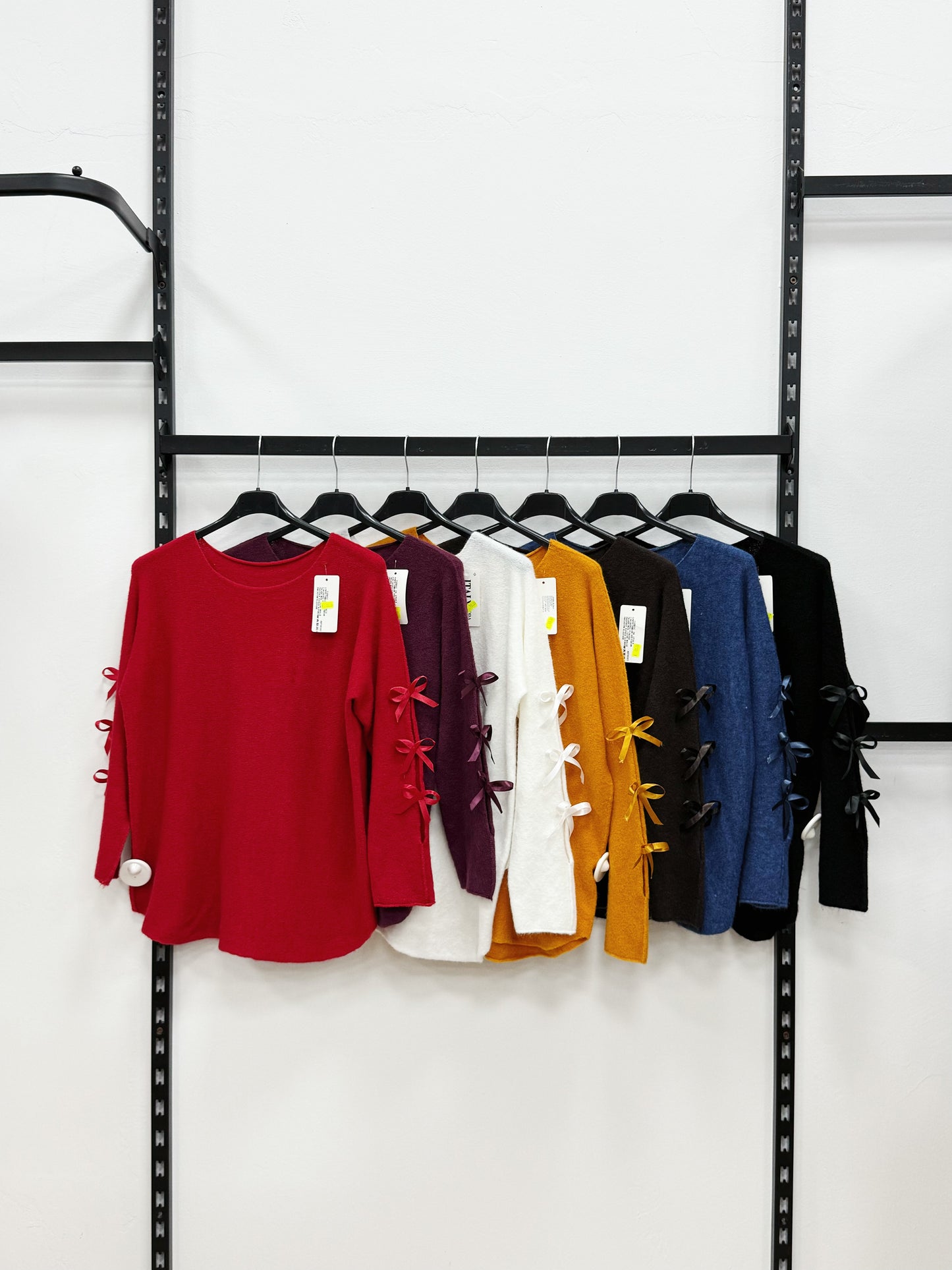 MAGLIERIA A MANICHE LUNGHE CON FIOCCHI