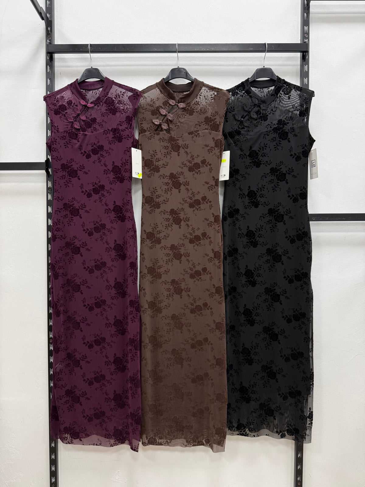 VESTITO LUNGO DI TULLE CON DISEGNI DI VELLUTO